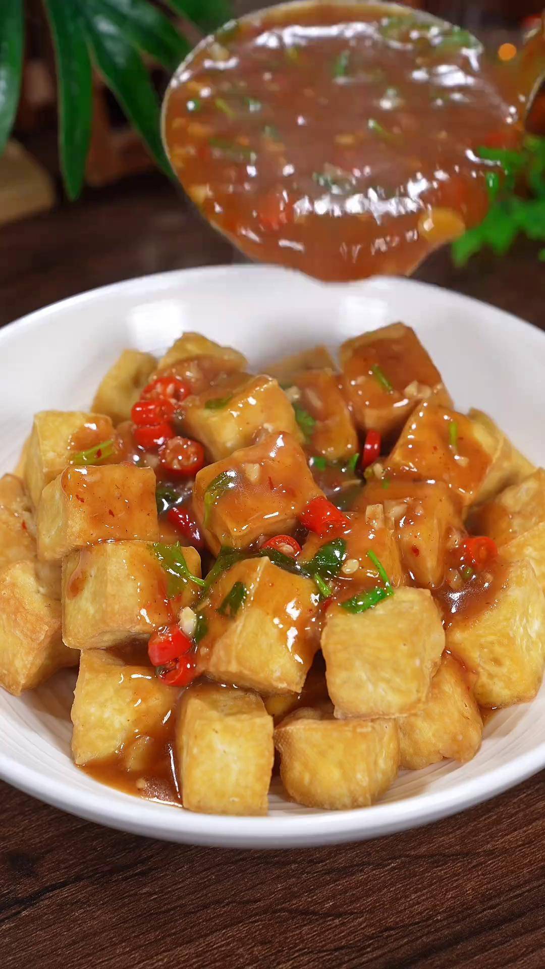 夜市摊18一份的浇汁豆腐,其实自己在家做真的非常简单,一口一个可好吃