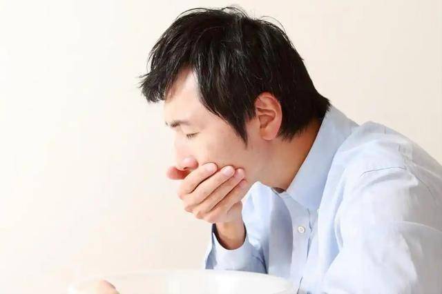 留意夜间异常，远离脑出血威胁，别忽视！夜间这些症状可能是脑出血前兆