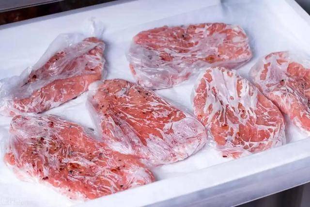 惊！冰箱竟成肠癌“帮凶”？这些食物你还敢多放吗？ 警惕！冰箱储存食物不当，可能会增加患肠癌风险