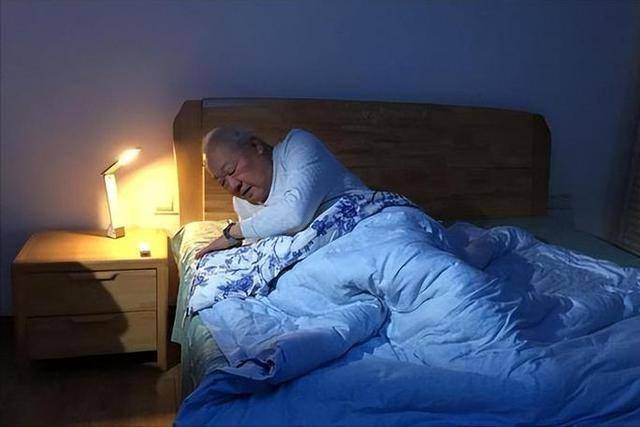留意夜间异常，远离脑出血威胁，别忽视！夜间这些症状可能是脑出血前兆