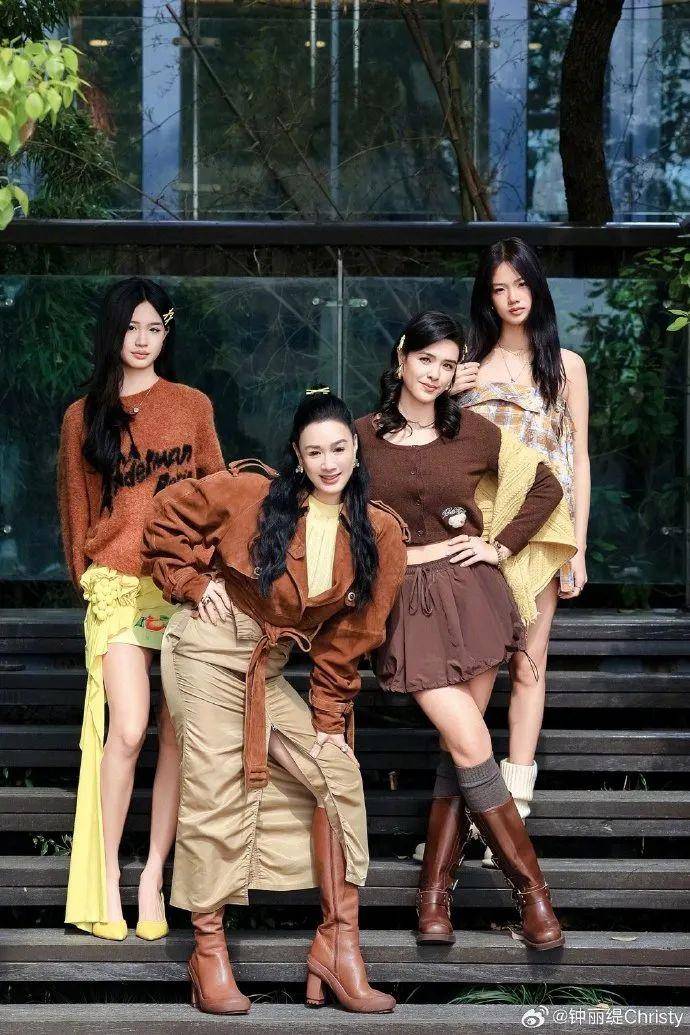 55岁钟丽缇带三个女儿出席活动，颜值超高，美得各有特色_张伦_严