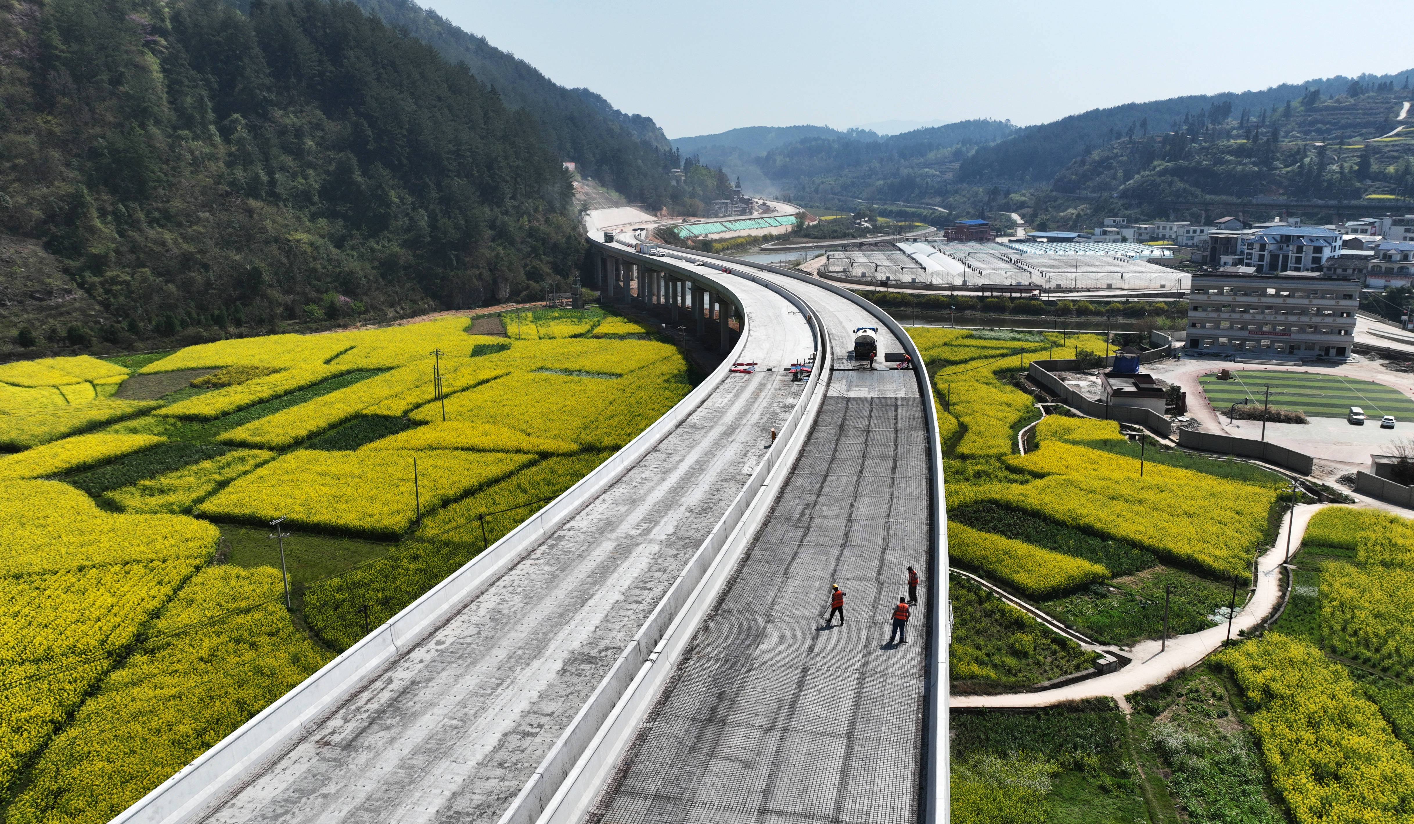 据了解,贵平高速打捆项目贵定至龙里连接线,全长22