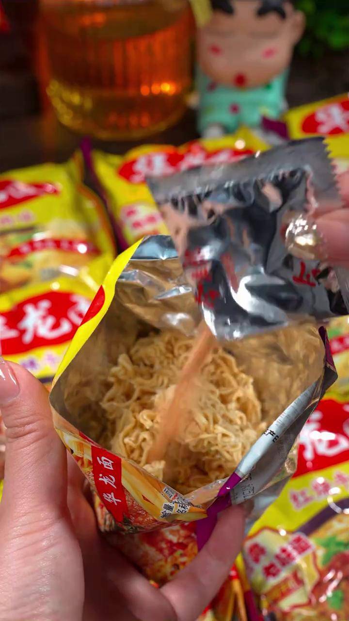 酥酥脆脆还是童年的味道华龙方便面 干脆面 童年的记忆 童年的味道