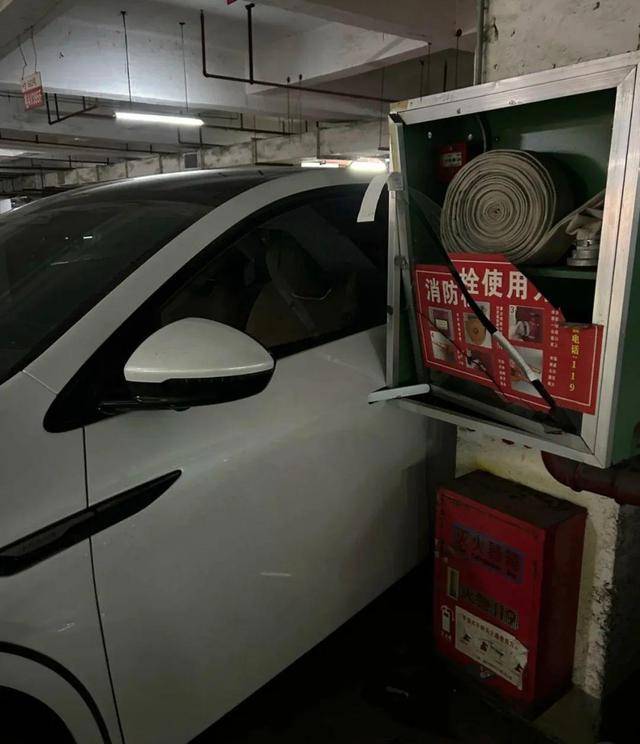小米SU7事故背后：被智驾教育的年轻人！车企两幅面孔：售前科幻片，售后法律课