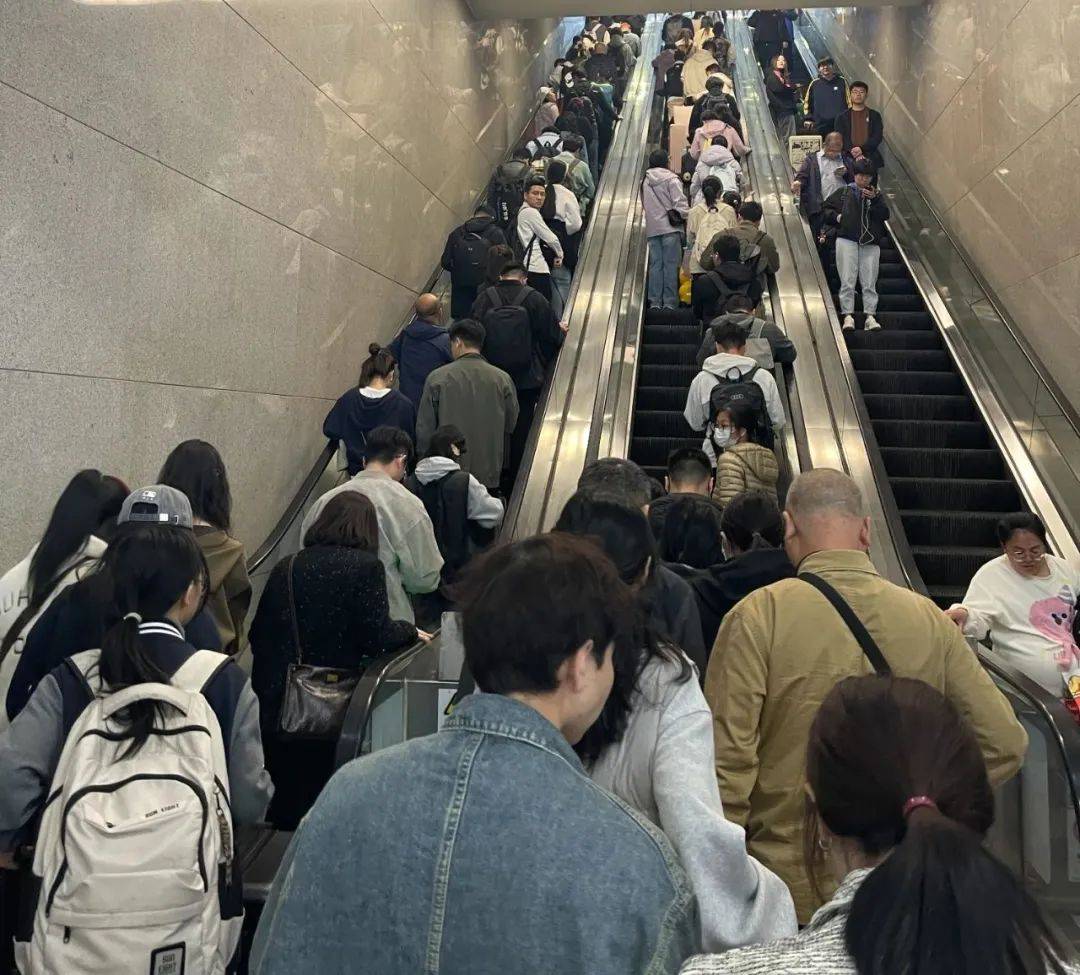 这是刚刚的杭州东站！出城大军出动，近40趟车次晚点！紧急回应