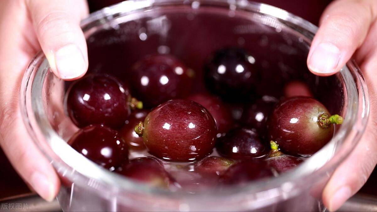 洗葡萄时,有人用盐,有人用面?老果农说:都不对!教你正确做法