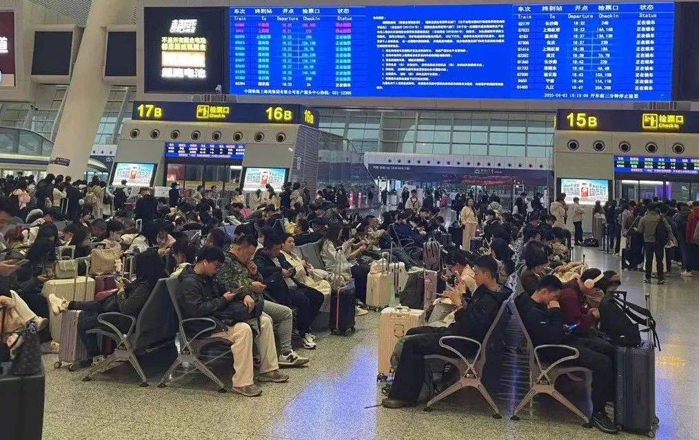 这是刚刚的杭州东站！出城大军出动，近40趟车次晚点！紧急回应