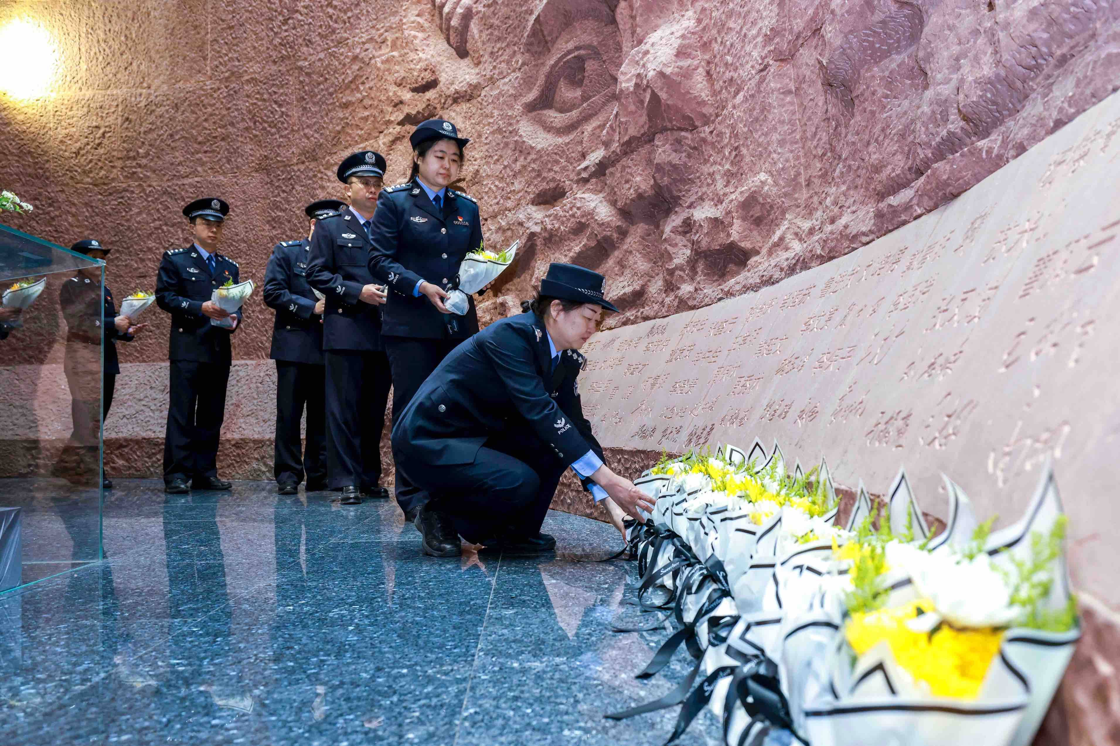 北京市公安局举行清明纪念缅怀首都公安英烈仪式