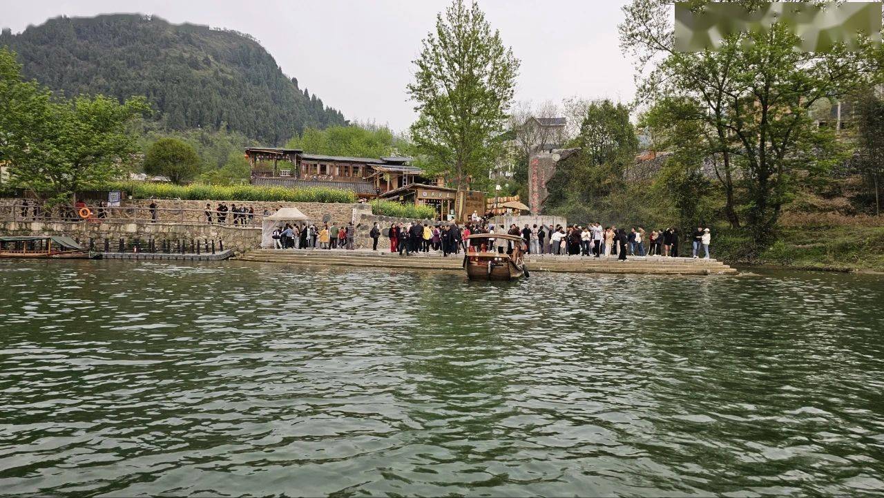 清明洪安人潮涌:拉拉渡与乌篷船交织的诗意行