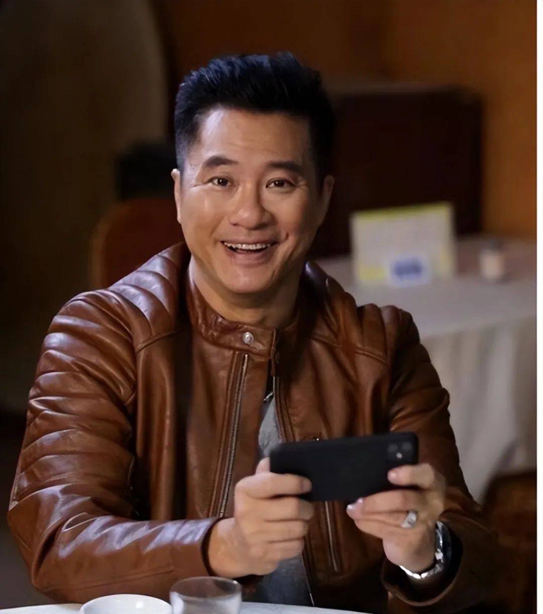 还有好多位网民觉得,邵仲衡与麦长青两人长的很像,并上传了两人的照片