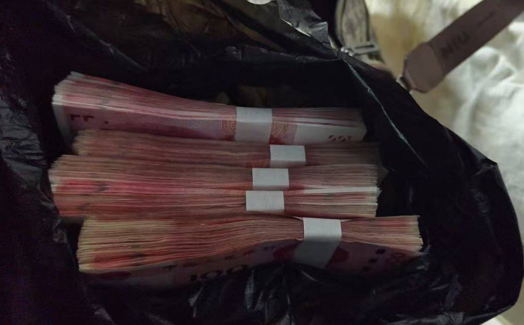 顾女士的5万元现金民警对顾女士进行了深入的反诈宣传在详细讲解了