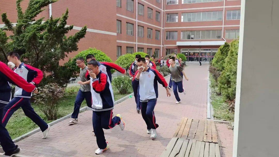 广饶一中开展宿舍消防应急疏散演练