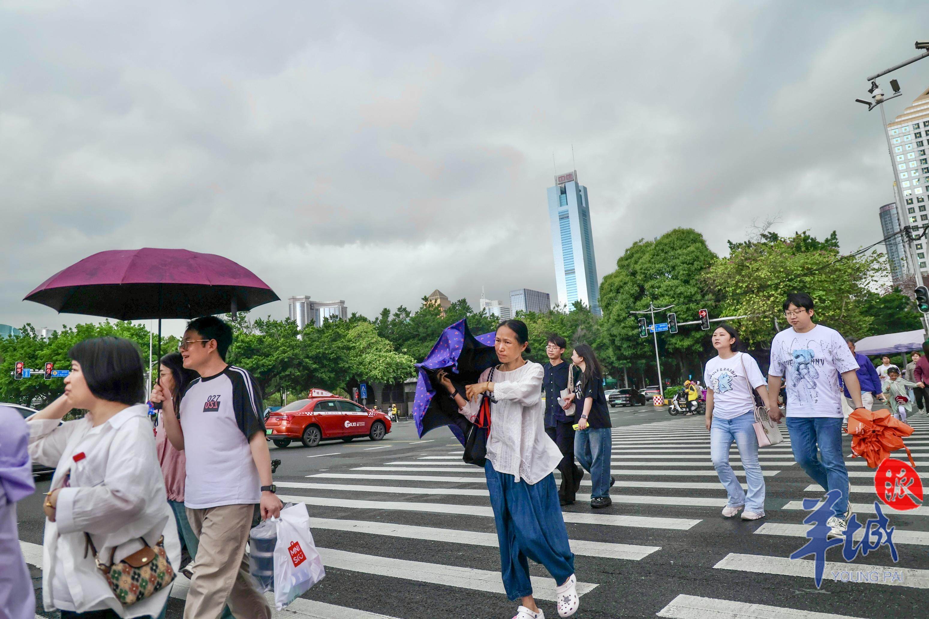 图集 | 天河区暴雨突至,街头行人躲雨忙