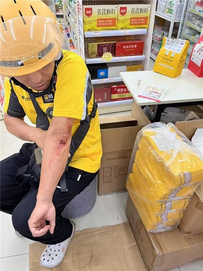 骑手摔伤药店"强行"包扎 叮当快药 “双向守护”为骑手提供随时停靠港湾