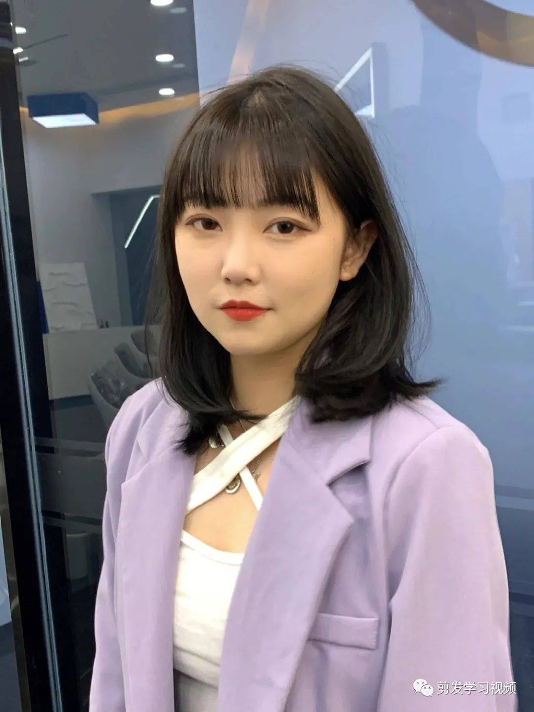 可以拉长脸部的长度而留着齐肩的短发又能遮住脸部的一些小肉扎起来