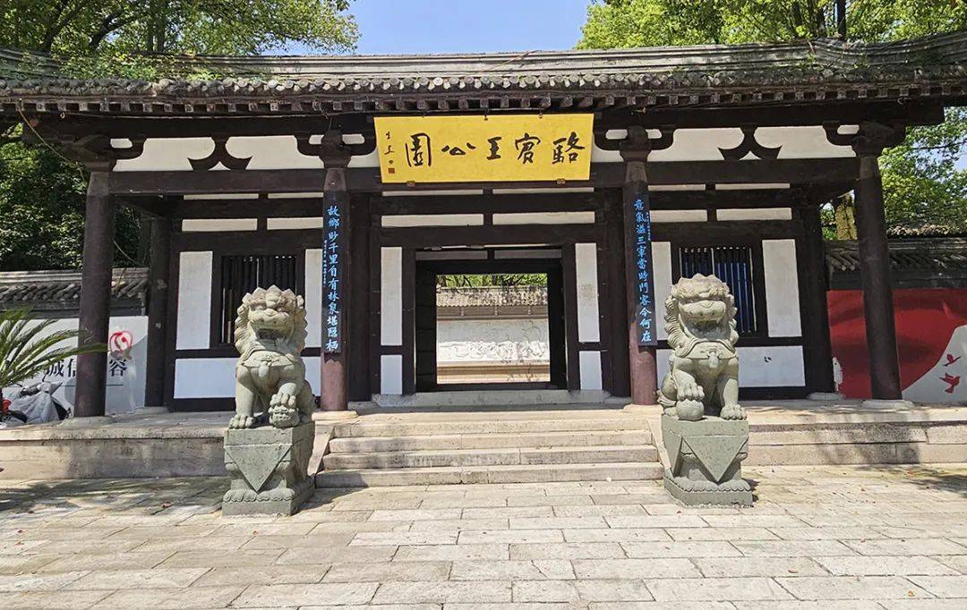 队员们走访了骆宾王公园,宗泽纪念馆和陈望道故居,通过实地参观,聆听