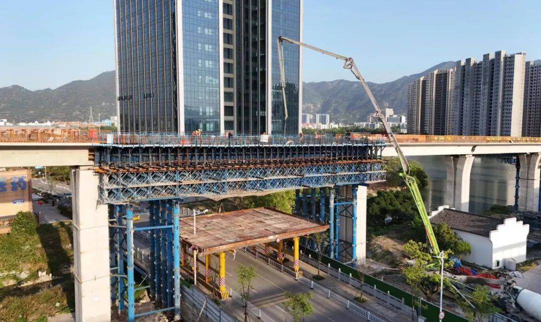 温州市域铁路s3线跨金丽温高速特大桥跨西象路40米简支梁顺利完成浇筑