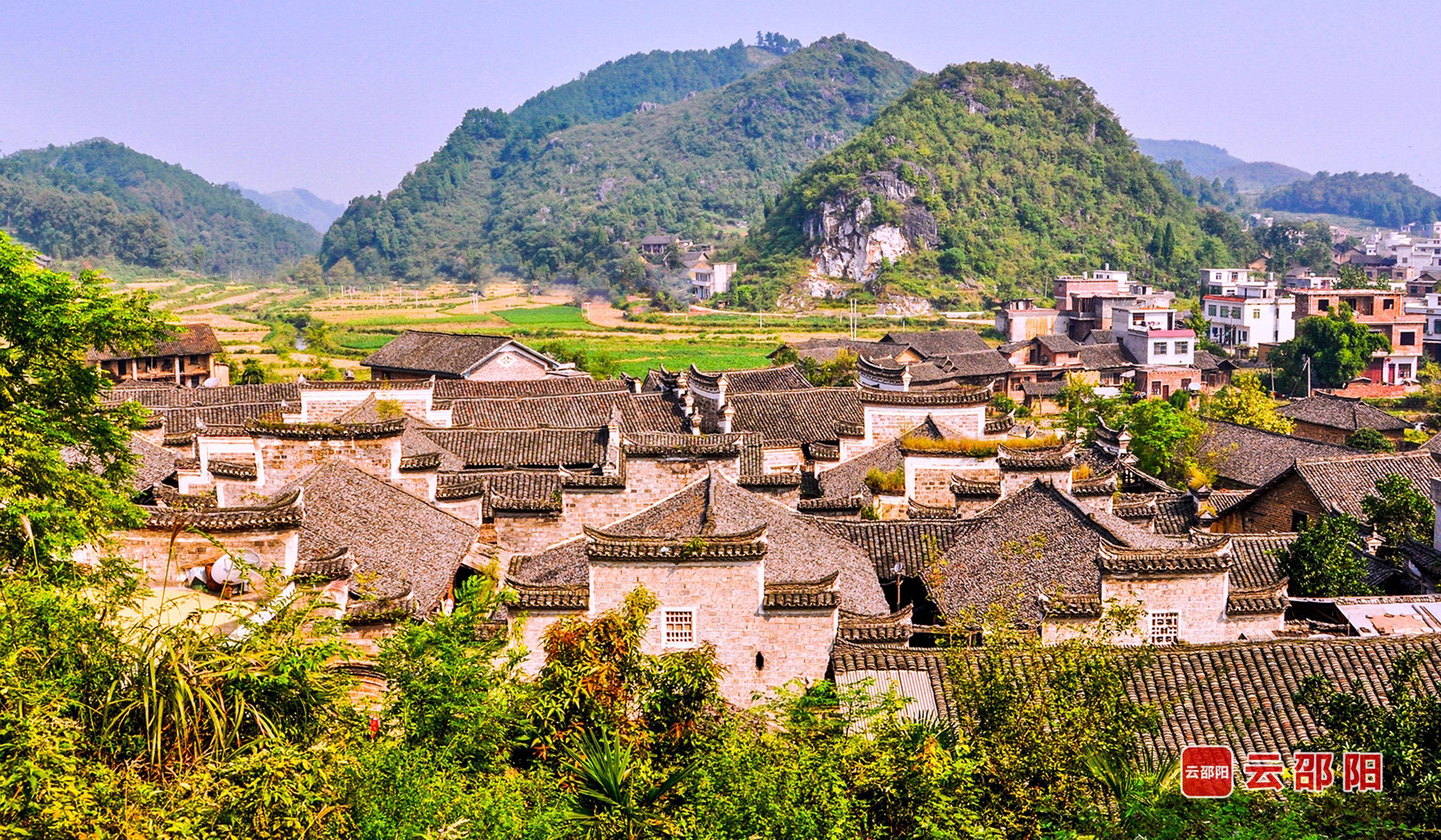 探访新宁县诗意古村落西村坊:青峦抱古韵 三百年晨昏的檐角