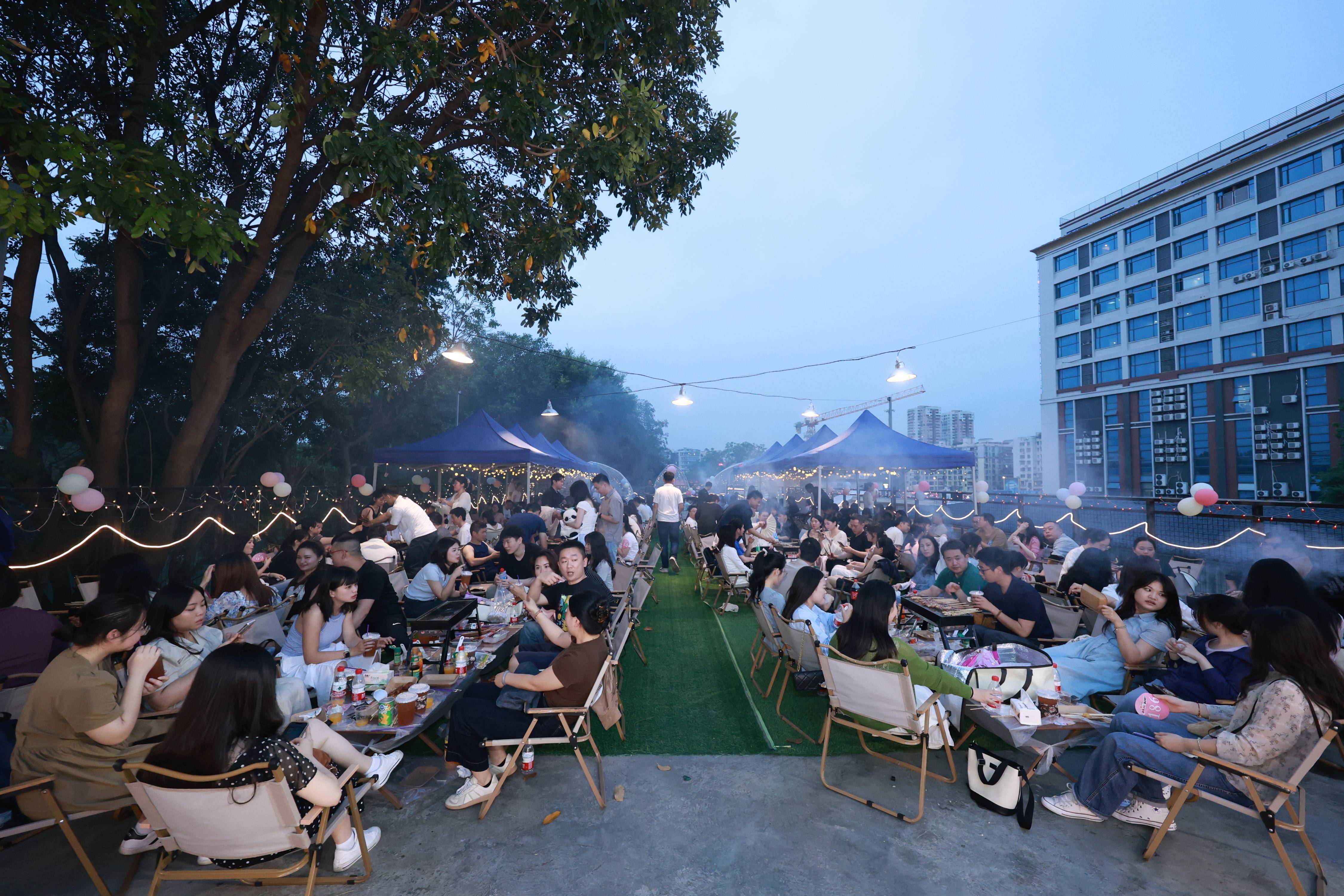 民以食为天,本次联谊活动以烧烤为主题,在环境清雅的石井河边,以美食