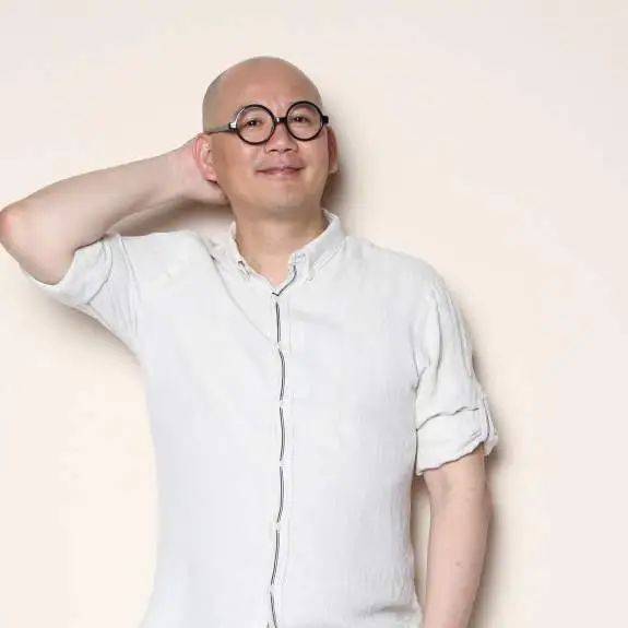 袁岳《趁年轻,热爱吧》:生活能磨平棱角,却磨不灭热爱的