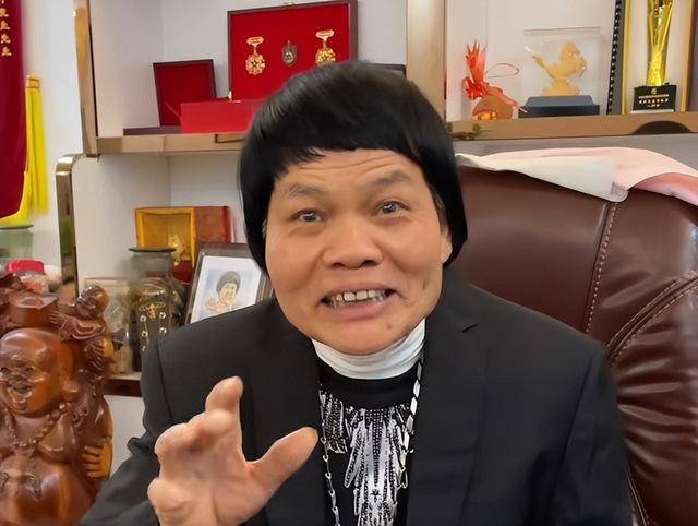 香港最丑男人大变身71岁八两金变潮叔新造型撞脸PG电子注册罗莽引热议(图5)