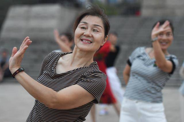 评论：上海的一个66岁的姑姑被艾滋病感染，并发