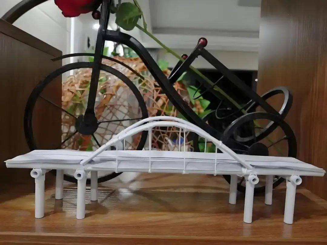 "心向红旗,创造未来"