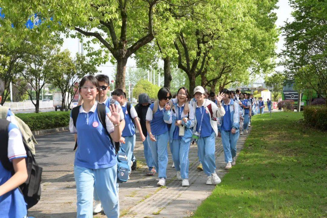 黄山新教育学校七八年级开展本学期第2次状元远足活动