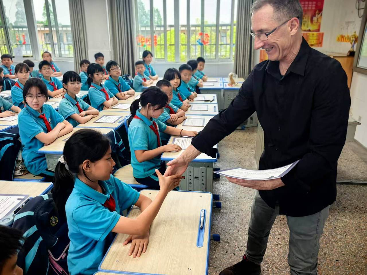 资深外教走进外来务工人员子女学校课堂