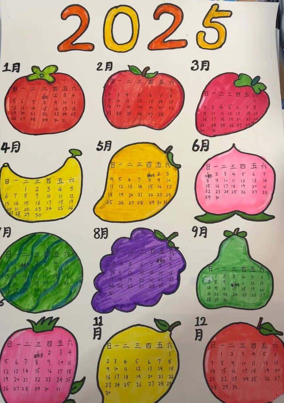 观察年历卡学生收集不同年份的年历卡