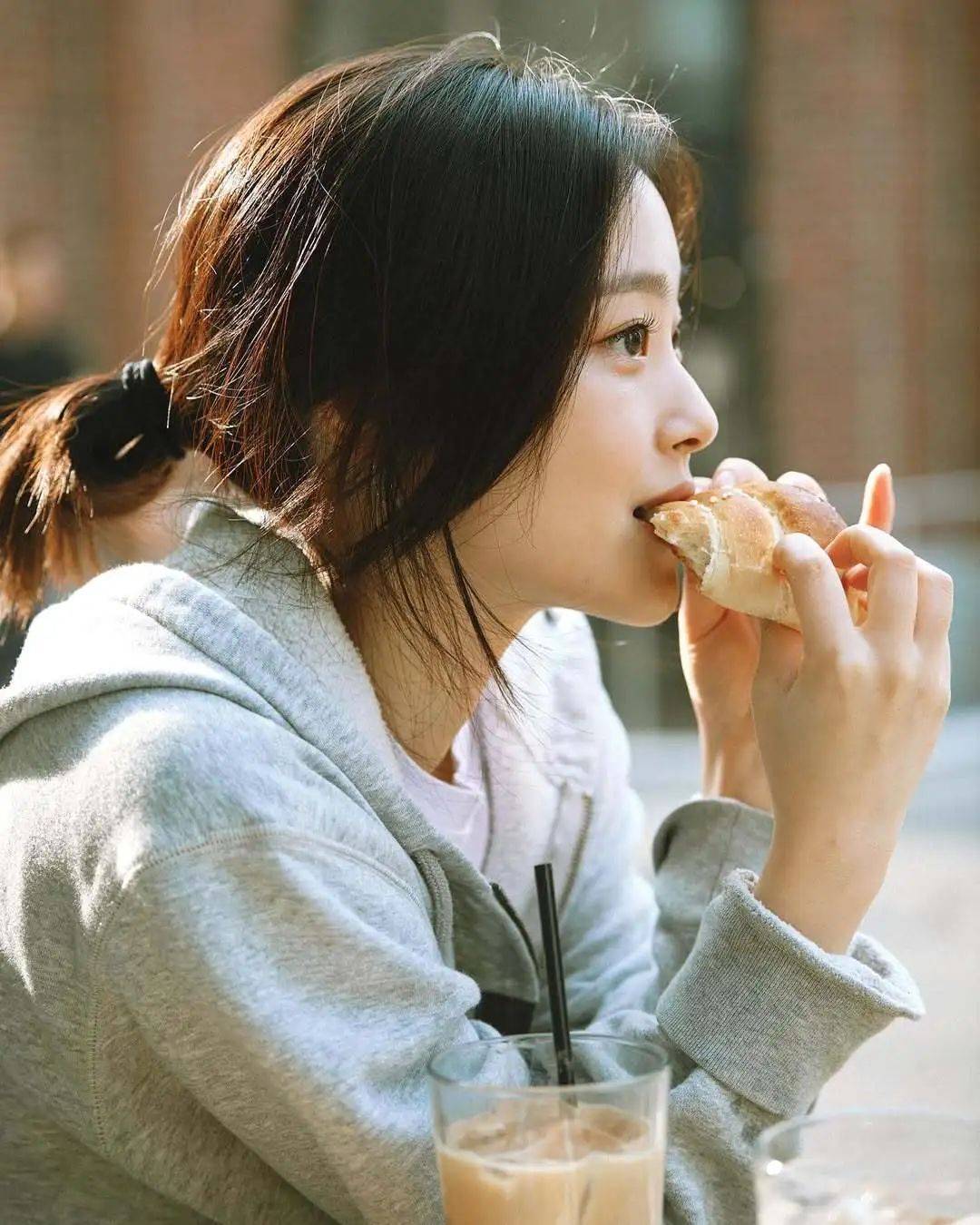 开衫而她解锁日常感还能穿出随便一套就很好看的慵懒气质日常通勤