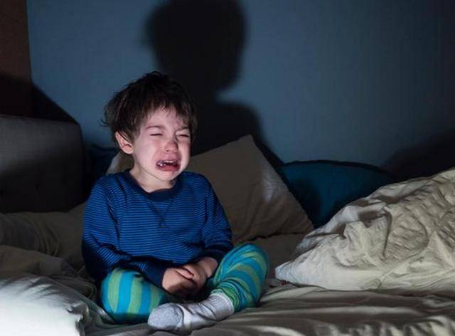 宝宝是个夜猫子,每天哄睡像打仗怎么办?