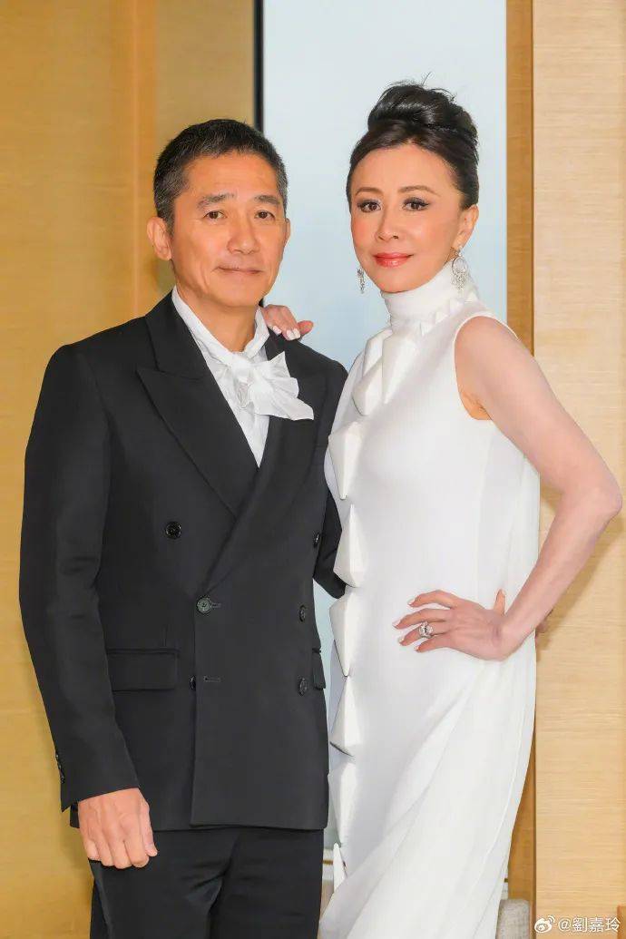 刘嘉玲连发10多张梁朝伟照片：他都不知道自己帅！头发白了也不肯染（刘嘉玲梁朝伟头像）