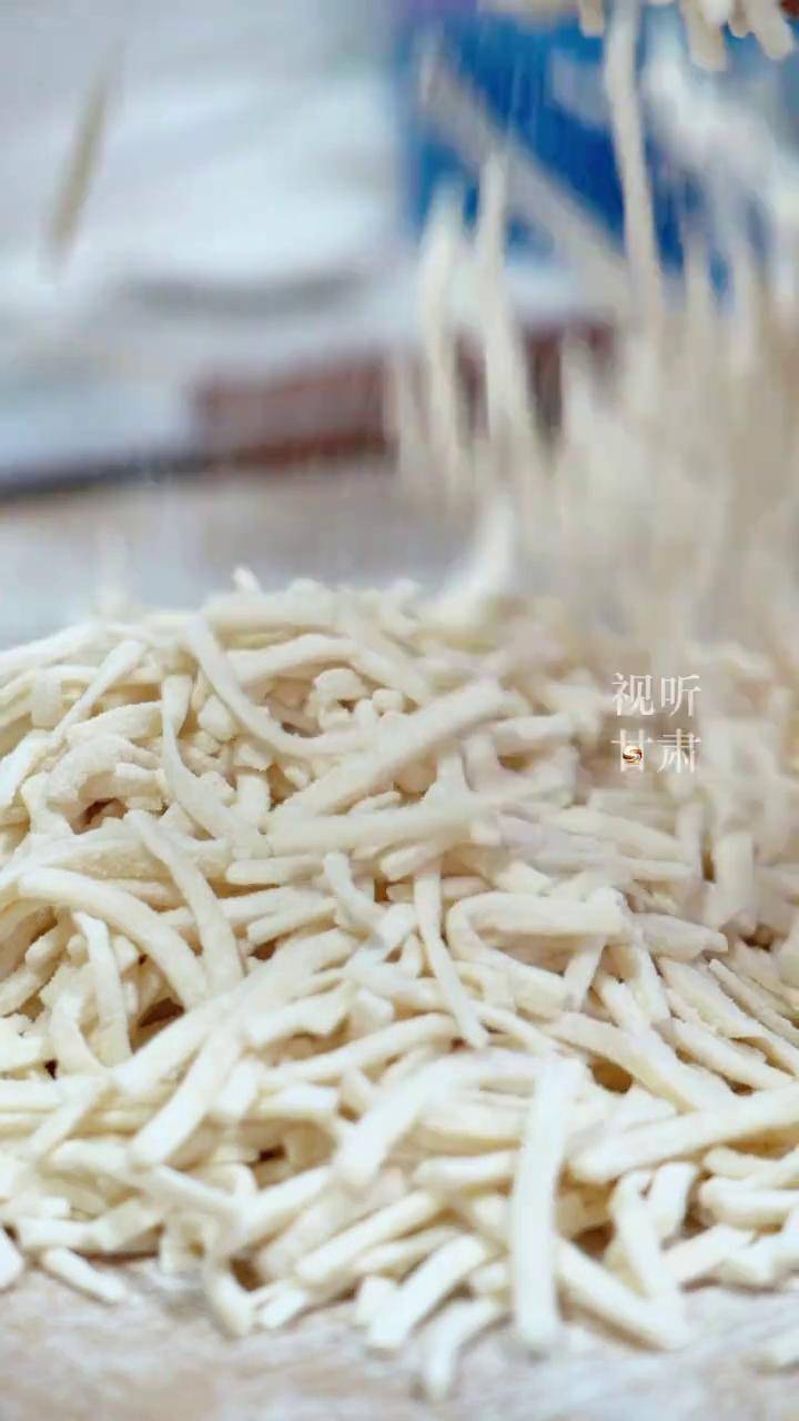 一碗武威特色香头子,和这座城市的底蕴一样,粗犷细腻,一碗香头子面,是