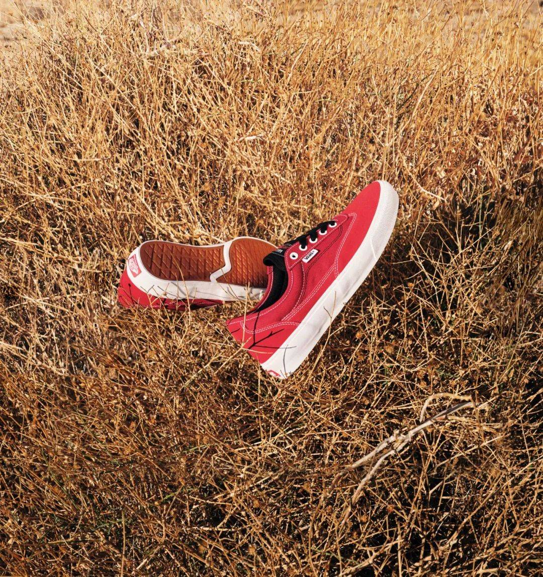 curren 签名鞋款配备专属外底纹路并融入标志性 vans 侧边条纹细节