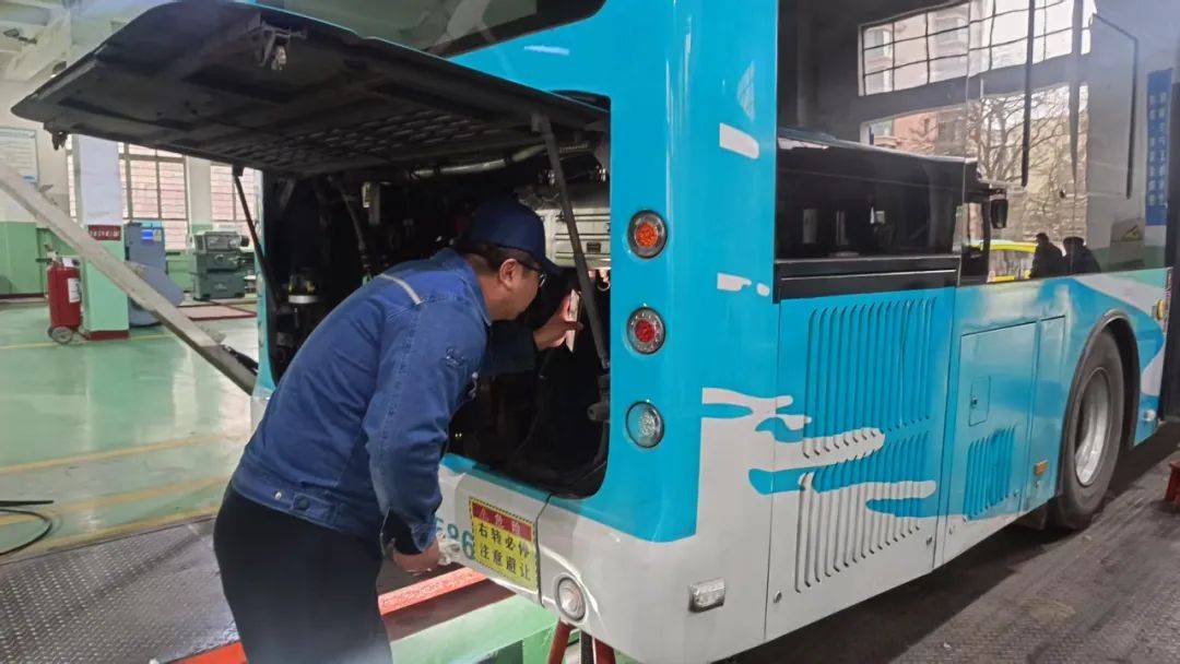 节日我在岗丨兰州公交第二客运公司保养车间：拧紧责任“螺丝”守护万家平安路