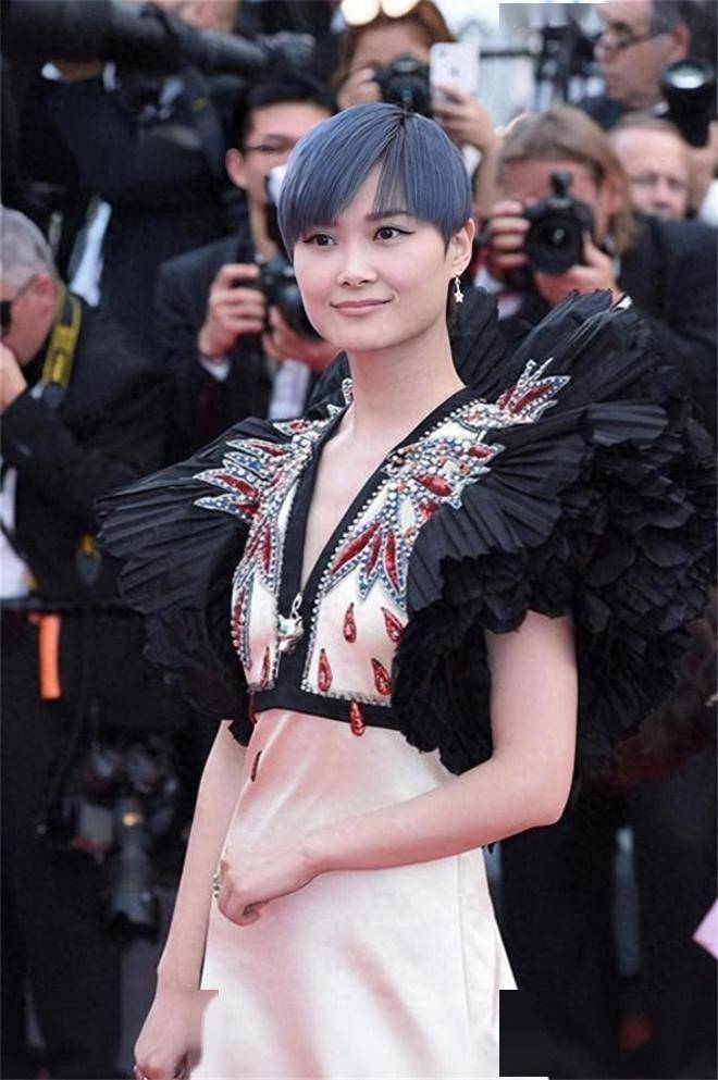李宇春参加派对被拍，着装引发热议