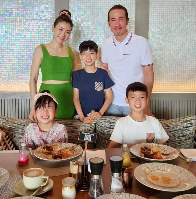 TVB视帝被密友曝经济压力大，一人养全家更要死撑5家咖啡店