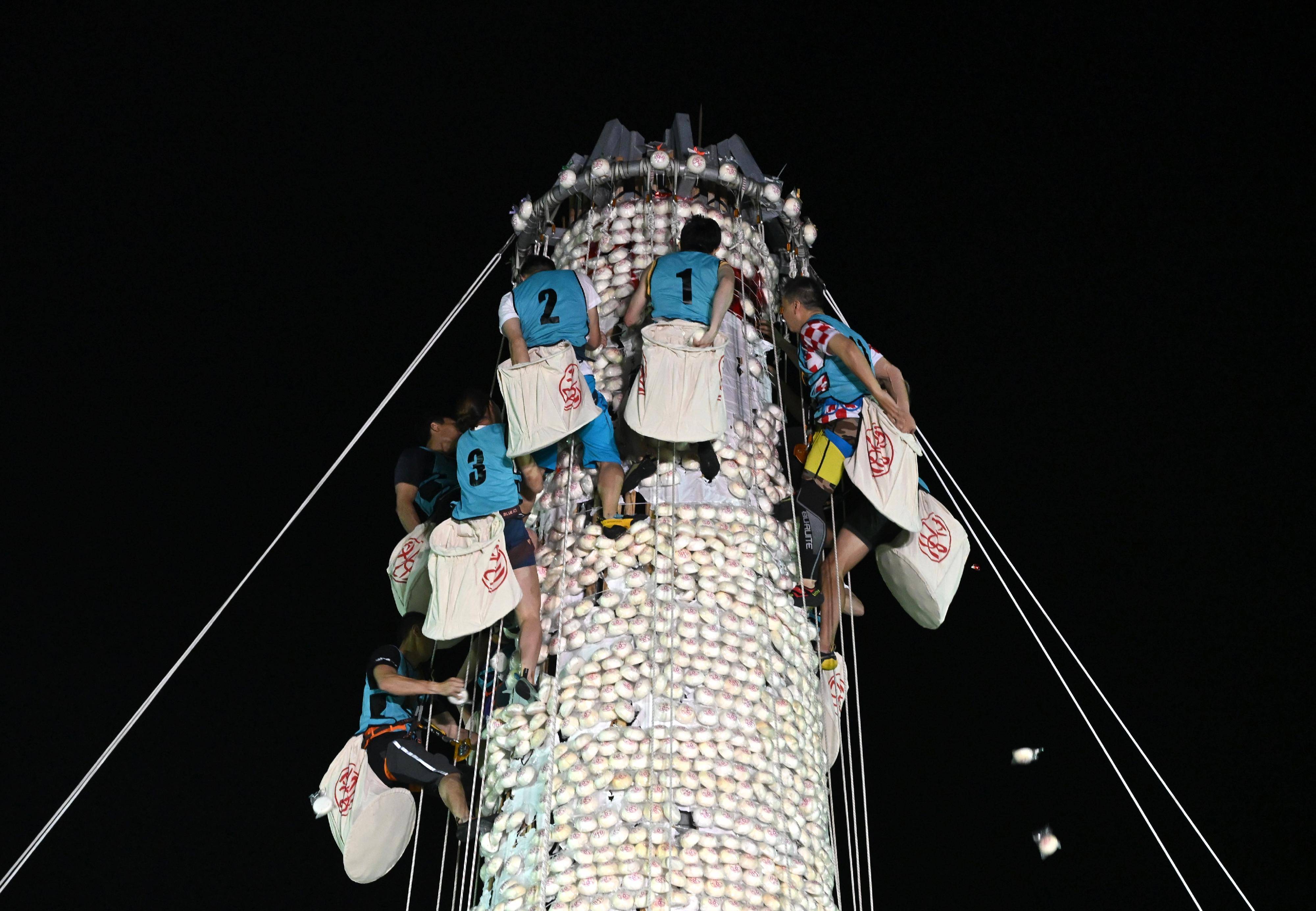 长洲抢包山比赛6日凌晨举行,龚子珊累计3届夺冠获"包山后中后"