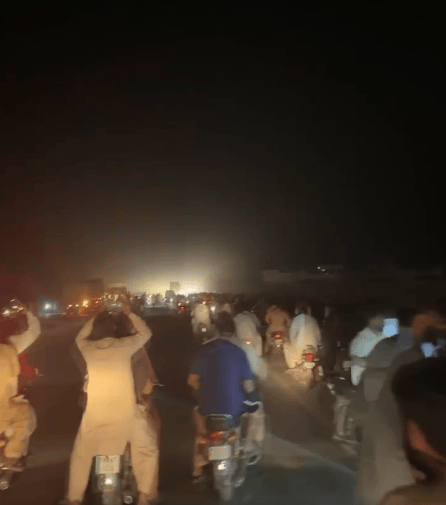 突发！印度向巴基斯坦三地发射导弹，巴方誓言回应！两架印空军战机被击落，巴方全国空域关闭48小时