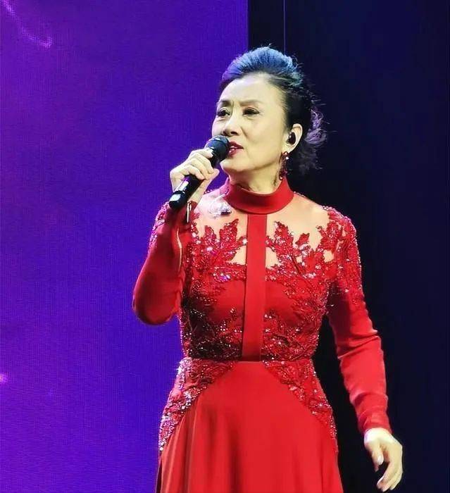 78岁路走不利索，还开演唱会！无儿女的她拼命赚钱，留给谁花?