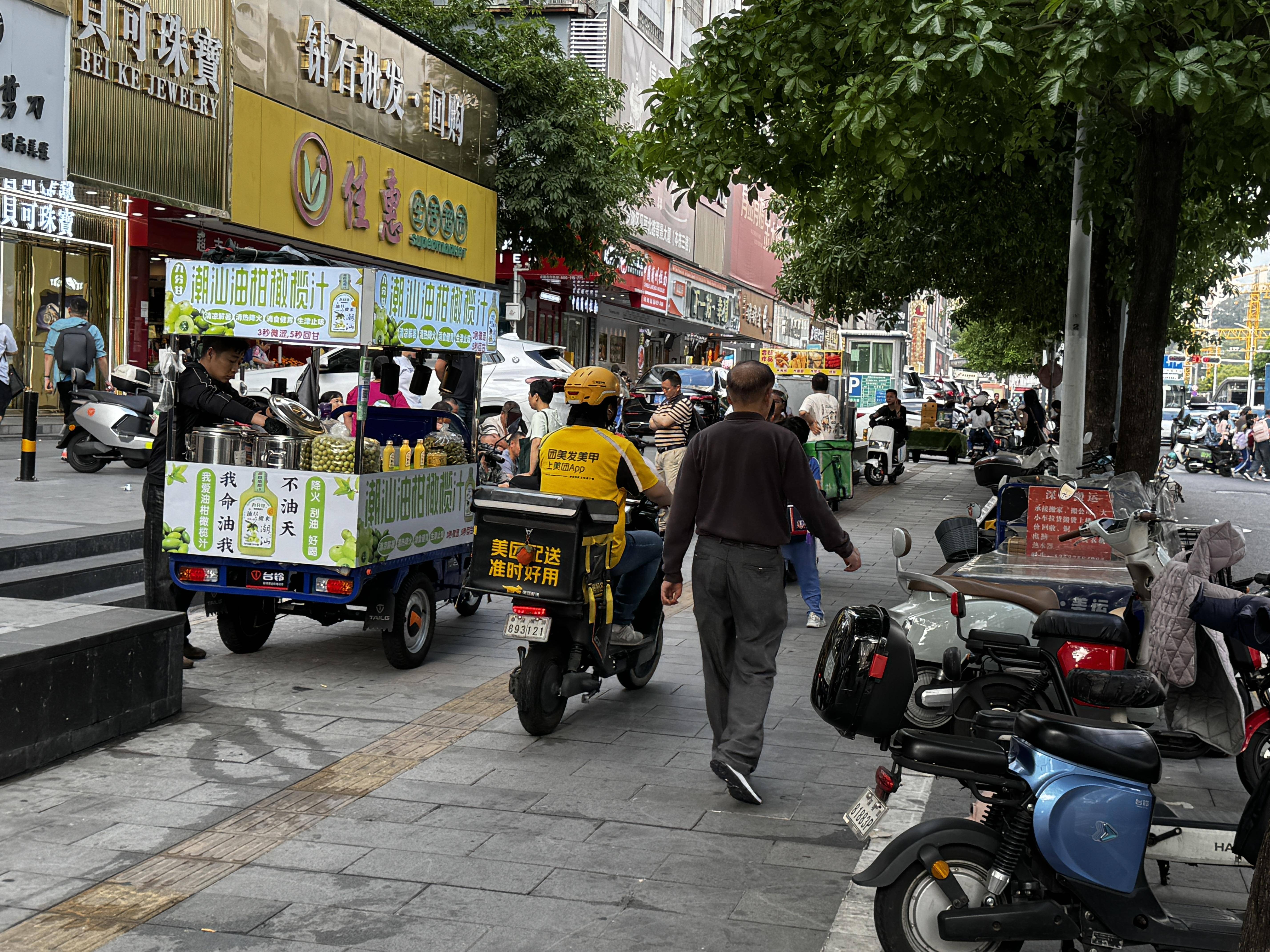 罗湖翠竹路垃圾桶边散落杂物很“碍眼”九游娱乐官网(图3)