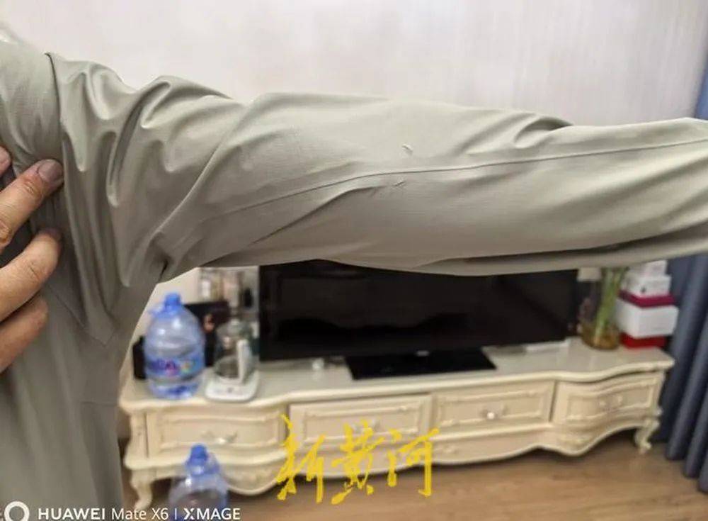4500元始祖鸟冲锋衣刚买就“受伤”，消费者质疑购前已破损，商家拒退换，多方介入