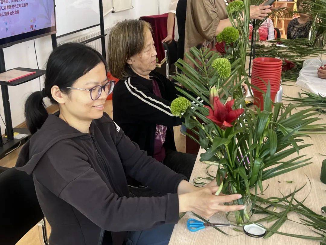 太湖路街仁湖里社区开展"浓情五月 致意母爱"母亲节插花活动