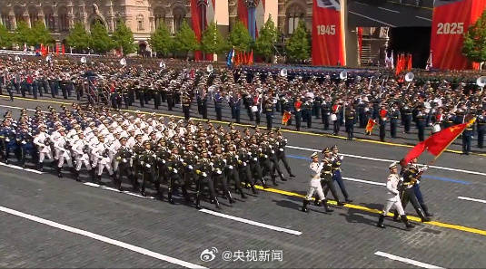 习近平向中国人民解放军仪仗队致意