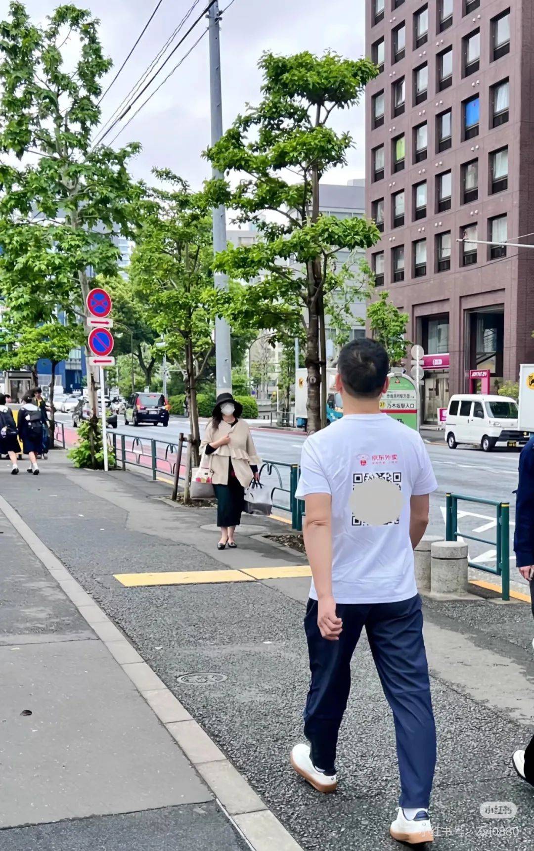 图片[2]-刘强东现身日本街头：穿猪猪侠T恤，背后还有京东外卖的二维码 -华闻时空