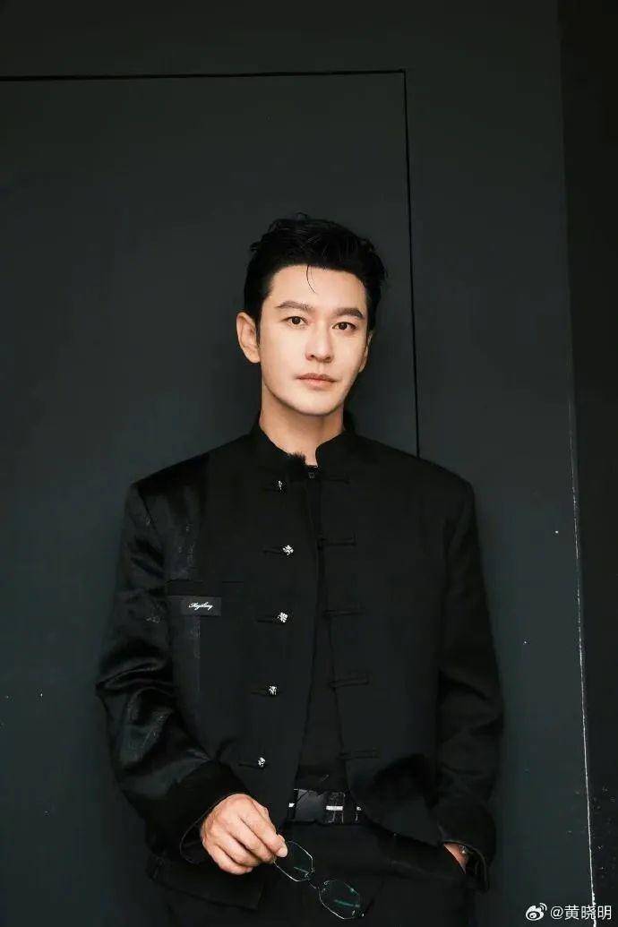 “黄晓明的打字速度”冲上热搜！单指敲键盘，称“比拍戏难”，网友调侃：10年都写不完论文