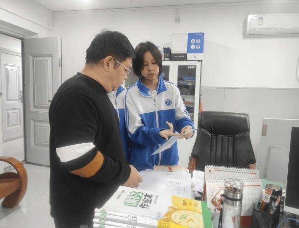 天铁一中的课间时光,既有操场上的奔放活力,也有静处的沉思自律