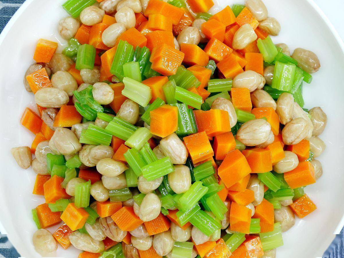 夏日清爽必备:家常花生米拌芹菜的制作秘诀