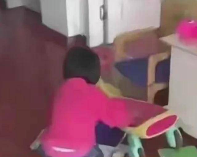 女童遭4名幼师殴打后续！拘留后重返校园？父母发声，官方回应